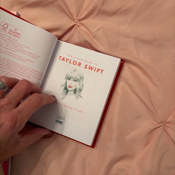 Taylor Swift Coloring & Activity Book and hardback giftbook - Picture 8 of 9